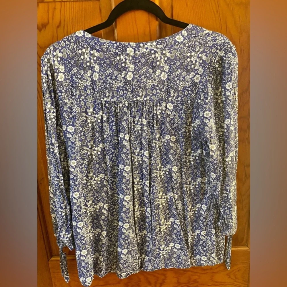 Cynthia Rowley Blue & White Floral Blouse – Size XL 🐝 - Picture 2 of 6